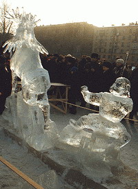 Ледяной лось на набрережной в Петрозаводске